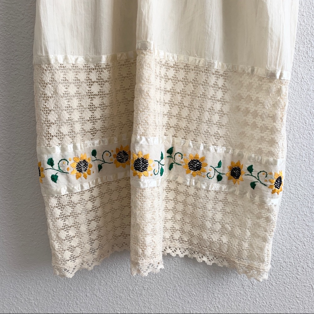 Darling Vintage Summer Embroidered Dress - Picture 3 of 4